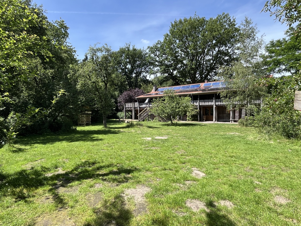 Gelände mit Blick aufs Haupthaus